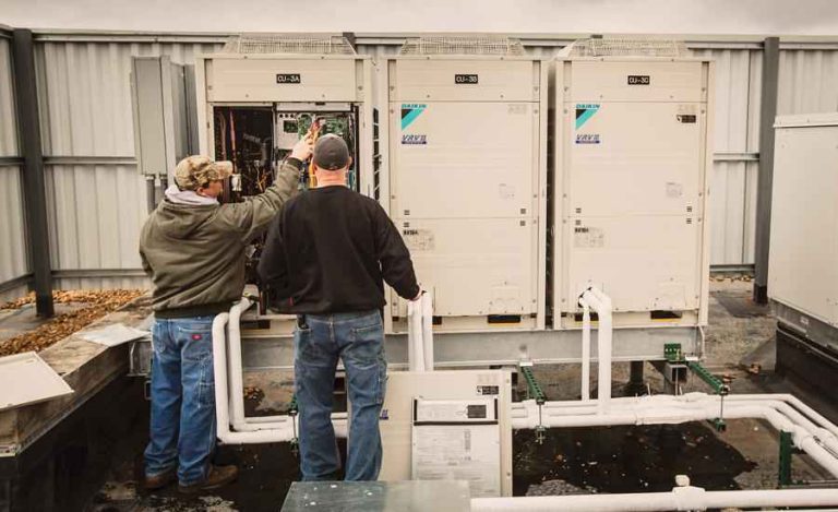افراد در حال بررسی اجزای سیستم vrf هستند.