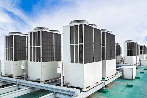 چند سیستم VRF در بالای پشت بام یک خانه