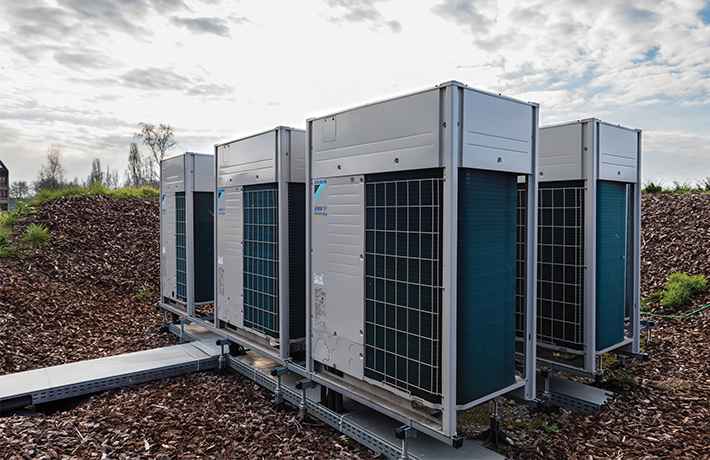  سیستم VRF با ظرفیت بزرگ به رنگ آبی و سفید
